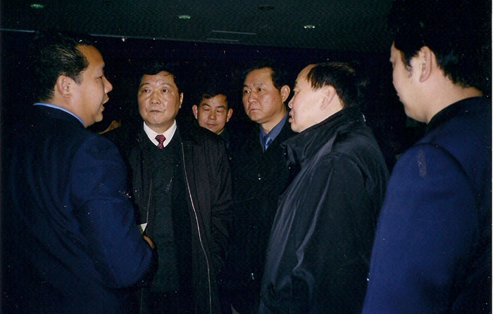 2002年3月原武漢市市長周濟(jì)帶領(lǐng)相關(guān)部門領(lǐng)導(dǎo)考察武漢公司葛粉生產(chǎn)情況并聽取總經(jīng)理邵仙墻的匯報(bào)